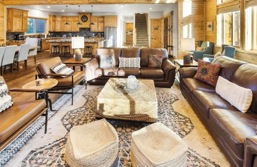 Evergreen Estates Cabin | Luna Lodge by Destination Big Bear : Centrally Located between Snow Summit and Bear Mtn in Beautiful Heavenly Valley Estates! 6 Bedrooms with En-Suites! Spa! Gameroom! Theater Room!
