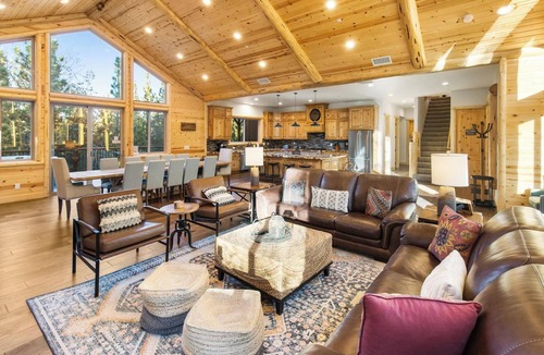 Evergreen Estates Cabin | Luna Lodge by Destination Big Bear : Centrally Located between Snow Summit and Bear Mtn in Beautiful Heavenly Valley Estates! 6 Bedrooms with En-Suites! Spa! Gameroom! Theater Room!
