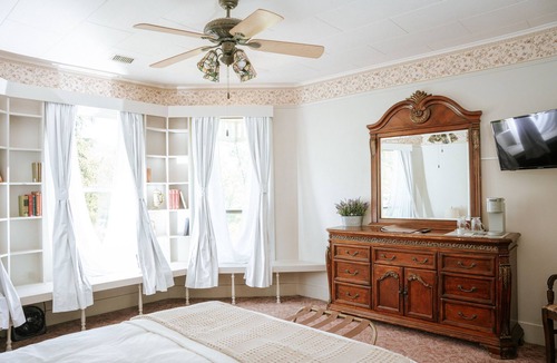Etna Bed & Breakfast | Lupine Room