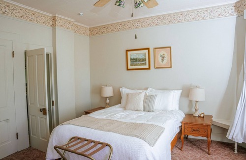 Etna Bed & Breakfast | Lupine Room