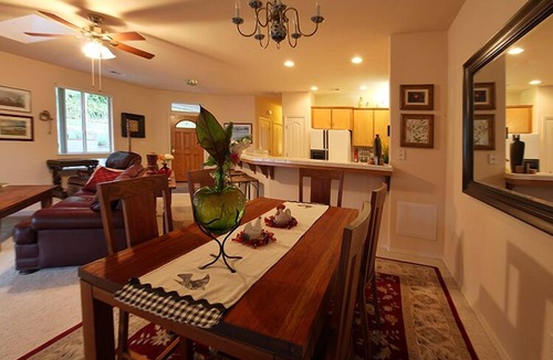 Three Rivers Villa | Lux 2/2 w/firepit next to Kaweah River & 10 min from Sequoia National Park