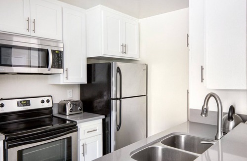 Pacific Palisades Apartment | Lux Pac Palisades 1BR w/Pool + Hot Tub near Lake Shrine by Blueground
