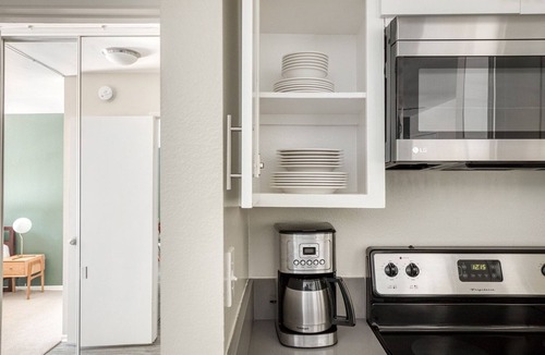 Pacific Palisades Apartment | Lux Pac Palisades 1BR w/Pool + Hot Tub near Lake Shrine by Blueground