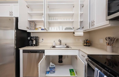 North Park Apartment | Lux Penthouse~King Beds~Workspaces~Parking~ Near Zoo, Balboa Park!