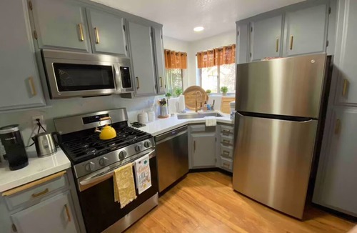 Arrowhead Villas Cottage | Luxe Cozy Lake Arrowhead Cabin New Hot Tub Kid & Dog Friendly