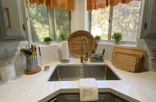 Arrowhead Villas Cottage | Luxe Cozy Lake Arrowhead Cabin New Hot Tub Kid & Dog Friendly