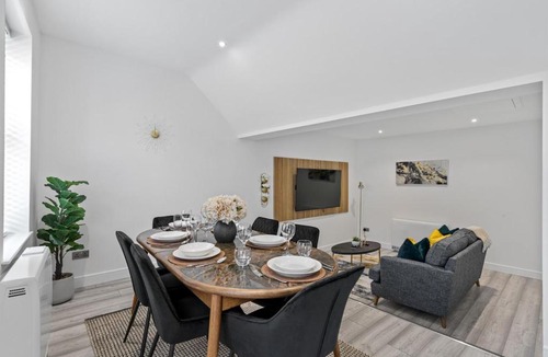 Swindon Apartment | Luxe Haven - 2 min from Station - Free Parking - Courtyard