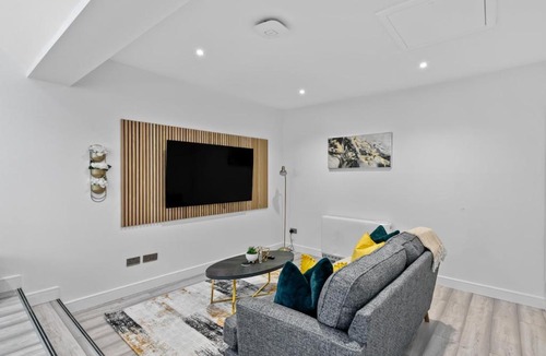 Swindon Apartment | Luxe Haven - 2 min from Station - Free Parking - Courtyard