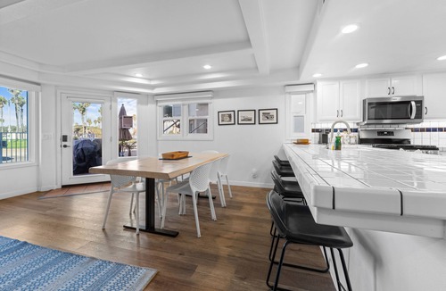 South Mission Beach House | LUXE HOME SLEEPS 20 MISSION BEACH PARKING 4 CARS