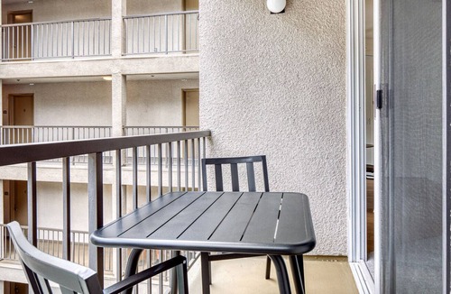 Los Feliz Apartment | Luxe Los Feliz 1BR w/ Gym, Lounge & Pool, near Observatory, by Blueground
