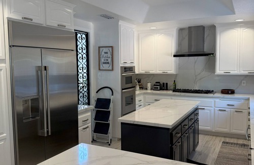 Santa Ana Heights House | Luxe Modern Retreat with Pool, Billard table & Gym - Perfect for Entertaining