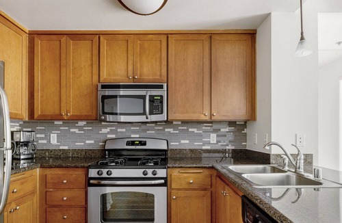 Los Angeles Apartment | Luxe Playa del Rey 2BR w/ W/D, Gym, Pool, 5 min to beach, by Blueground