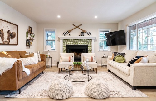 Fox Farm House | Luxe Ski Getaway | Spa, Fire Pit, Pets, Crib, BBQ