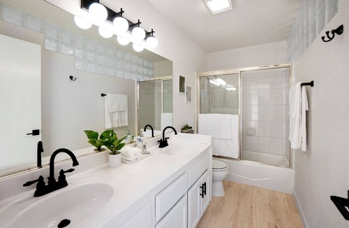 Fox Farm House | Luxe Ski Getaway | Spa, Fire Pit, Pets, Crib, BBQ