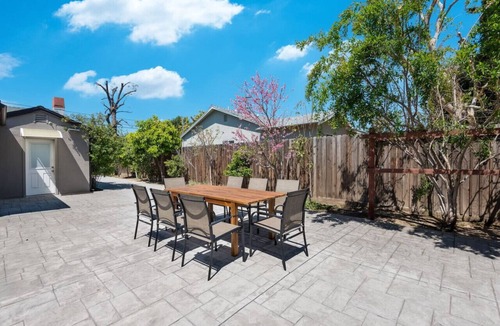 Tarzana House | Luxe Spacious Home in Tarzana