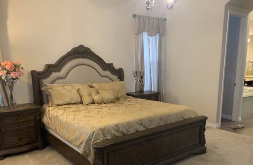 Alessandro Heights House | LuxHome Suite C: The luxurious Presidential Suite in a multi-unit-mansion
