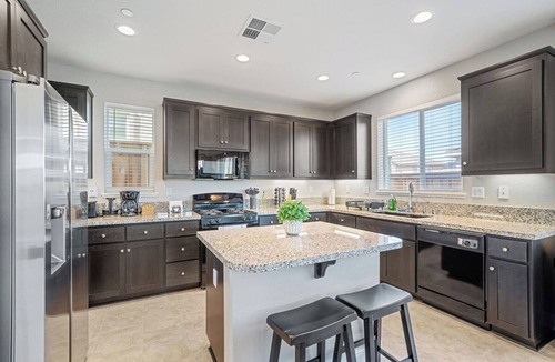 Pittsburg House | LuxoStays| ! Spacious, Cozy and Peaceful 5BR House