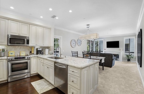 Mission Valley West Apartment | Luxurious 2 bedroom/2 full bath condo in Mission Valley West!t