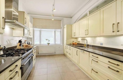 Royal Borough of Kensington and Chelsea Apartment | Luxurious 3BR Apartment in Kensington Walk to High Street
