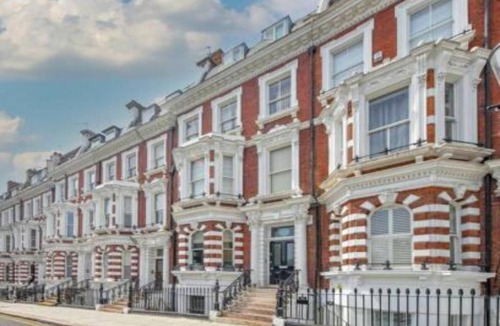 Royal Borough of Kensington and Chelsea Apartment | Luxurious 3BR Apartment in Kensington Walk to High Street