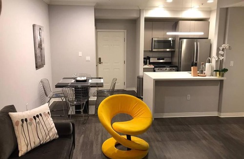 Miracle Mile Apartment | Luxurious and Modern 2bed/2bath Apt near The Grove
