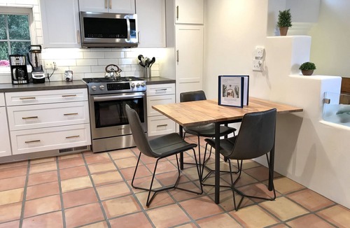 Redlands House | Luxurious and private Santa Fe-style guesthouse with 31 day minimum stay