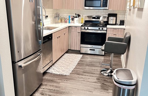 Glendale Apartment | Luxurious Apartment/Resort Style/King Bed/Glendale