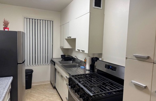 Miracle Mile Apartment | Luxurious Apt in Park La Brea