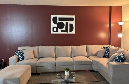 Miracle Mile Apartment | Luxurious Apt in Park La Brea