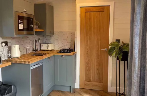 Llangollen Cabin | Luxurious Canal-side mini lodge in Llangollen.
