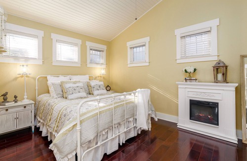 Ukiah House | Luxurious Downtown Guest Cottage/2 Beds/Garden Oasis w/Firepit