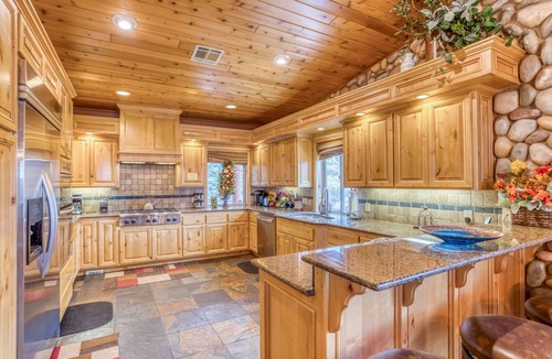 Castle Glen Estates Cabin | Luxurious Home with Panoramic Views, Hot Tub, Game Room and More!