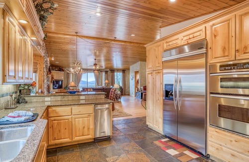 Castle Glen Estates Cabin | Luxurious Home with Panoramic Views, Hot Tub, Game Room and More!