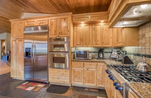 Castle Glen Estates Cabin | Luxurious Home with Panoramic Views, Hot Tub, Game Room and More!