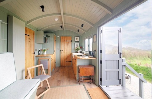 Sidmouth Cabin | Luxurious Hut with Outdoor Bath & Sea Views