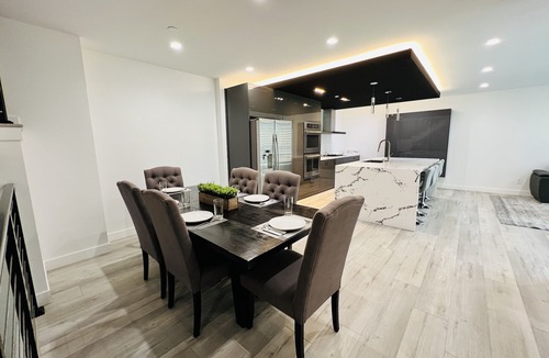 Van Nuys House | LUXURIOUS LA HOME *PRIVATE ROOFTOP* OUTDOOR TV*