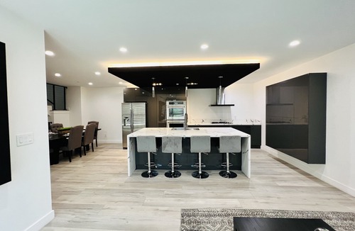 Van Nuys House | LUXURIOUS LA HOME *PRIVATE ROOFTOP* OUTDOOR TV*