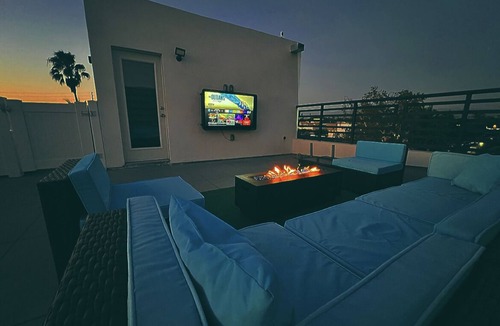 Van Nuys House | LUXURIOUS LA HOME *PRIVATE ROOFTOP* OUTDOOR TV*