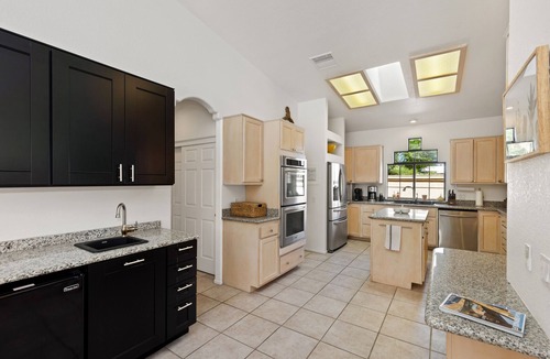 Little Tuscany Villa | Luxurious Little Tuscany Retreat, Nested at Mountain Range in Top Neighborhood