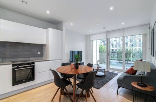 Royal Docks Apartment | Luxurious Riverside Apartment in Central London