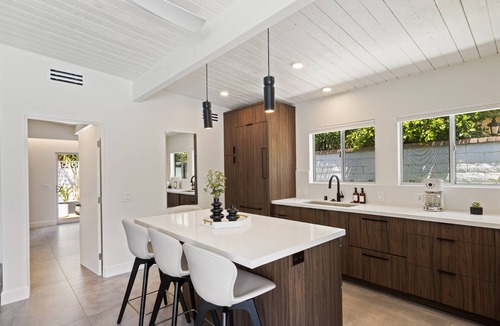 Historic Tennis Club Condo | Luxurious Tennis Club Bungalow 3 with Mountain Views and Walks to Downtown Palm Springs!