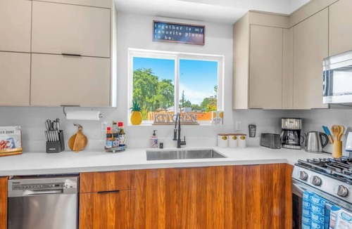 Sherman Oaks Condo | Luxurious Townhome W 3 Master Suites gated Parking