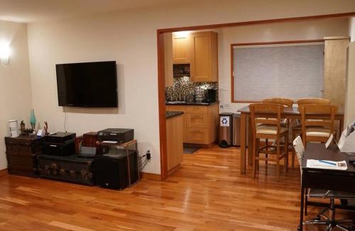 Marina Peninsula House | Luxury 1 Bedroom Unit-Walk to Beach -Baby Friendly