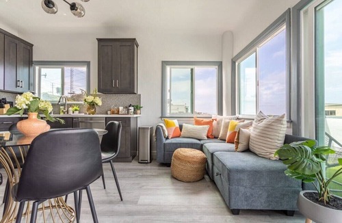 El Porto Apartment | Luxury 1BR Manhattan Beach w/Ocean View & Parking