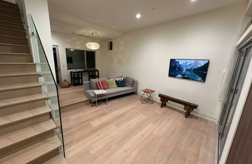 Sunset Park House | Luxury 2+2 townhome in beautiful Santa Monica with small office space and yard.