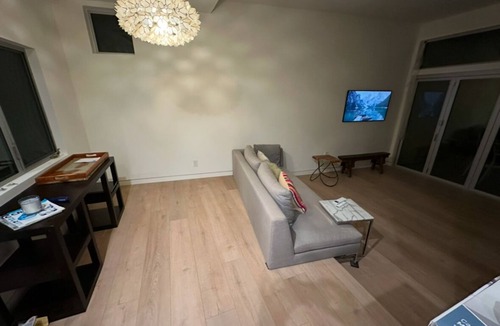 Sunset Park House | Luxury 2+2 townhome in beautiful Santa Monica with small office space and yard.
