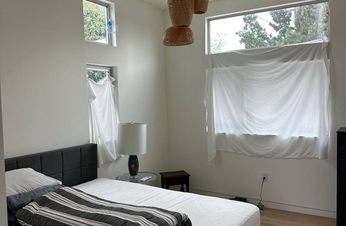 Sunset Park House | Luxury 2+2 townhome in beautiful Santa Monica with small office space and yard.
