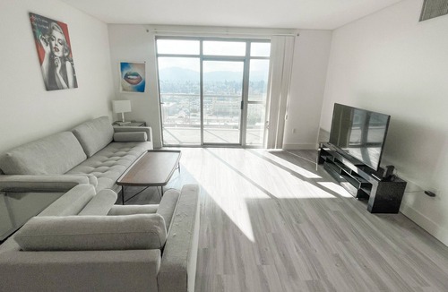 NoHo Arts District Apartment | Luxury 2 Bed, 2 Bath Apt with Private Balcony - 10 min to Burbank