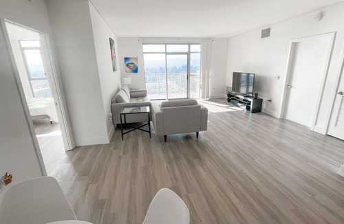 NoHo Arts District Apartment | Luxury 2 Bed, 2 Bath Apt with Private Balcony - 10 min to Burbank