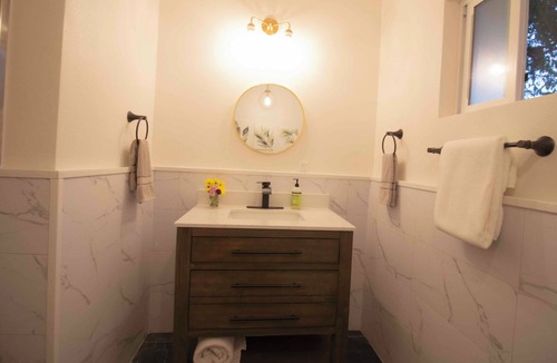 Valley Glen House | Luxury 2-Bedroom Boutique Bungalow with Spa & Kitchenette centrally located LA!